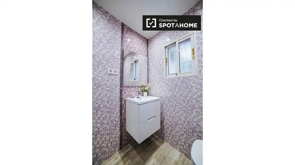 Bathroom of Flat for share in Madrid  with Air Conditioner, Heating and Terrace