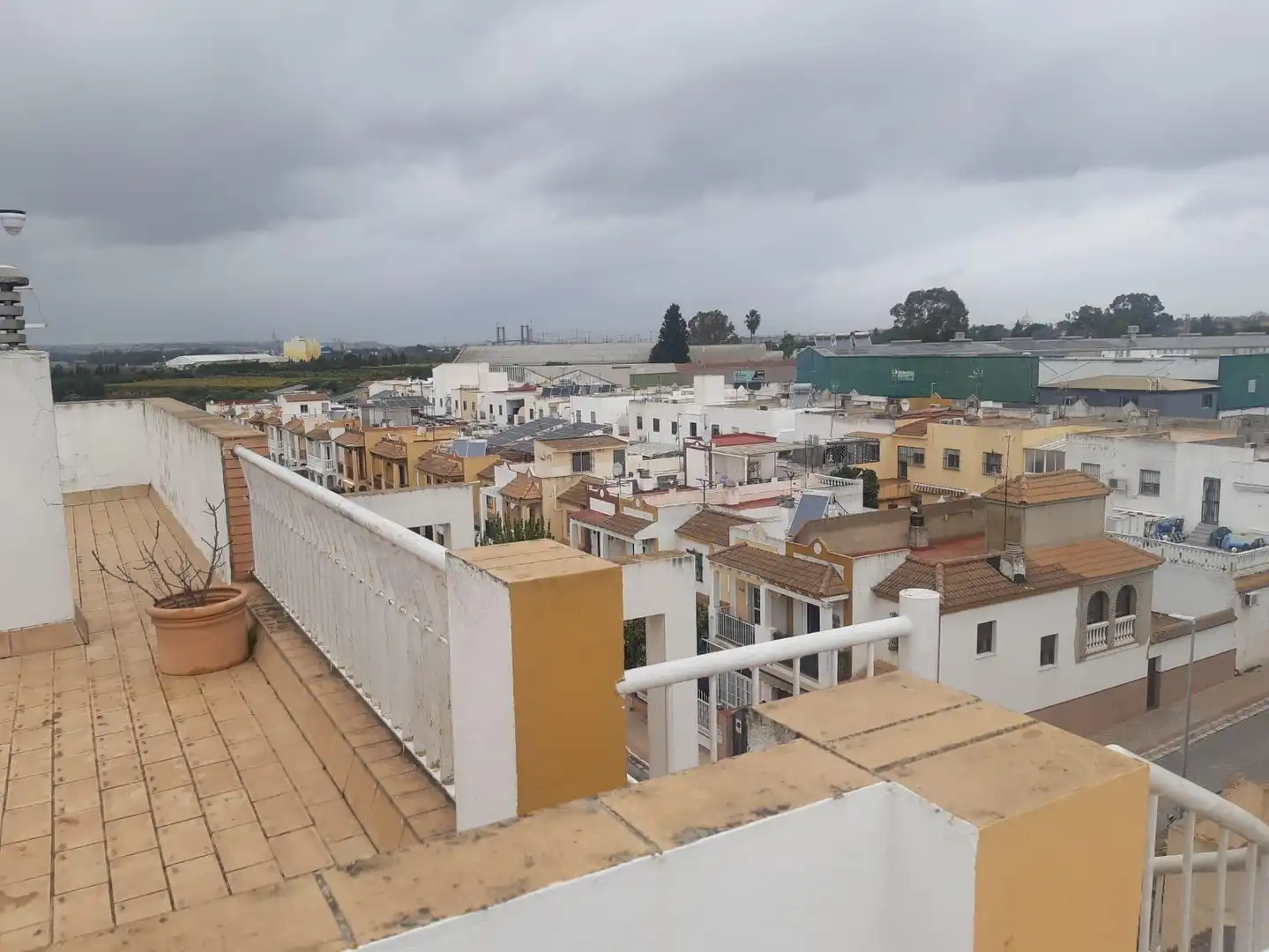 Vista exterior de Ático en venta en Dos Hermanas con Aire acondicionado, Terraza y Alarma