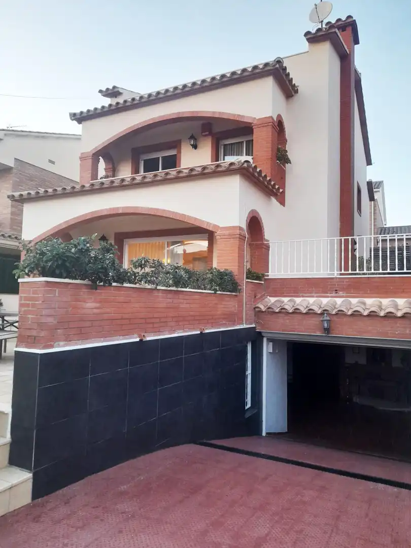Außenansicht von Haus oder Chalet zur Miete in Premià de Mar mit Klimaanlage, Terrasse und Balkon
