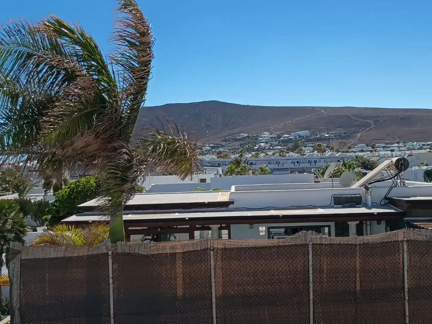 Vista exterior de Casa o xalet en venda en Yaiza amb Aire condicionat i Balcó