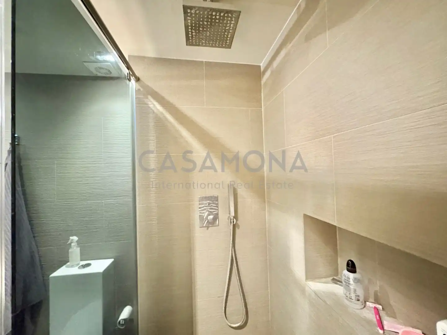 Badezimmer von Wohnungen zum Verkauf in Barcelona mit Klimaanlage, Heizung und Balkon