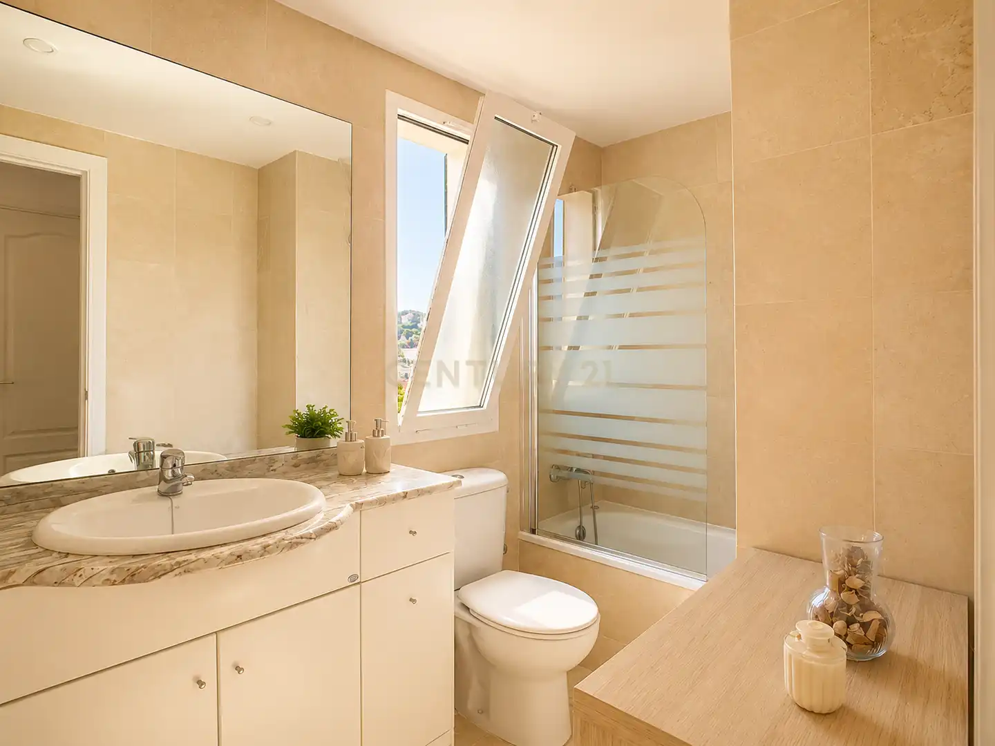 Baño de Apartamento en venta en Benalmádena con Aire acondicionado, Trastero y Piscina comunitaria
