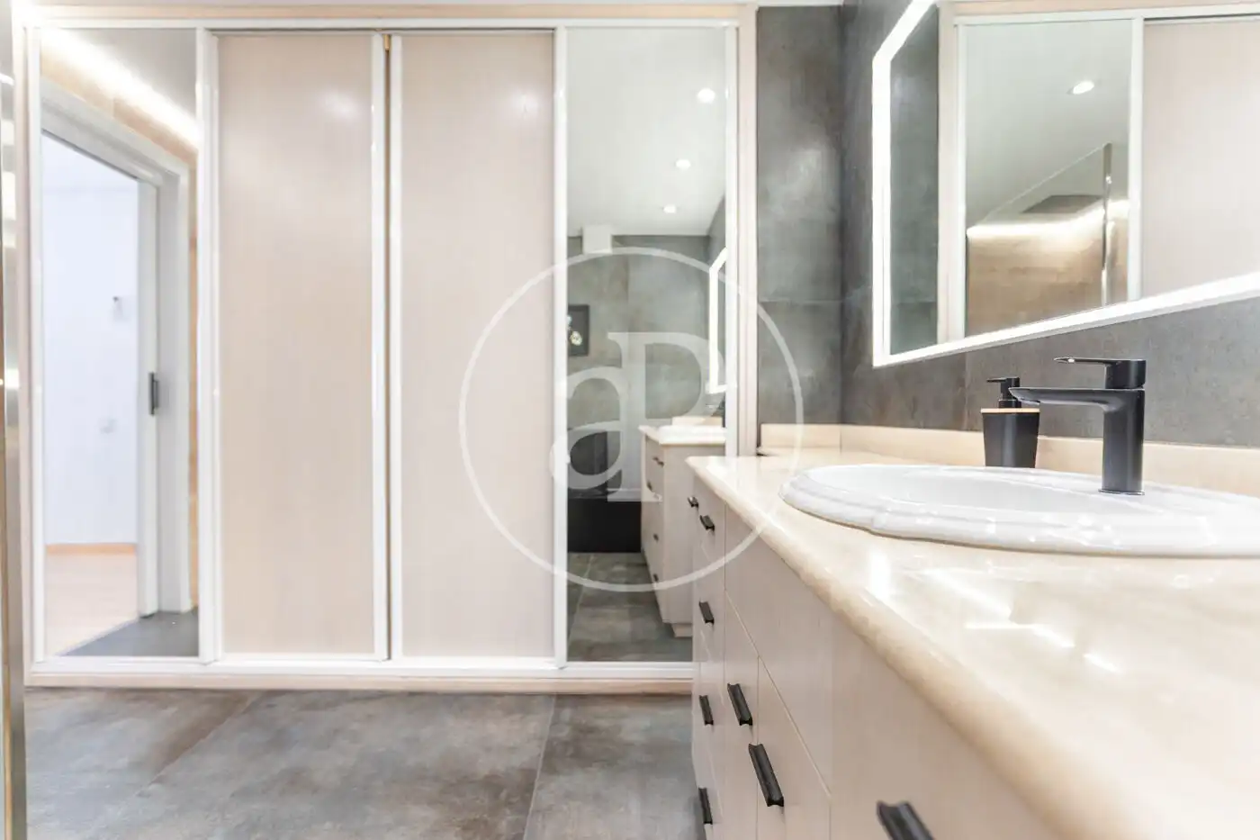 Badezimmer von Wohnung zum Verkauf in Benidorm mit Klimaanlage, Heizung und Terrasse