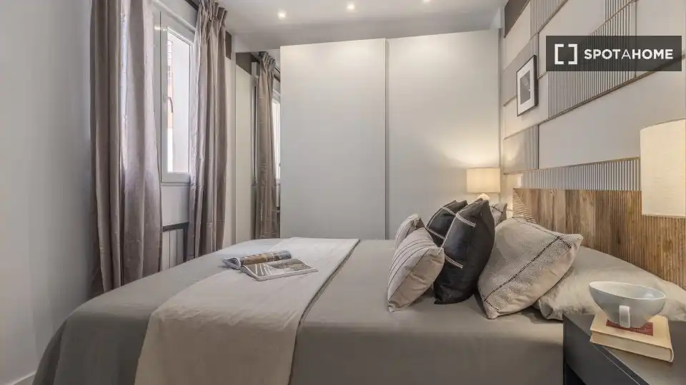 Bedroom of Flat for rent in Madrid  with Air Conditioner, Heating and Furnished