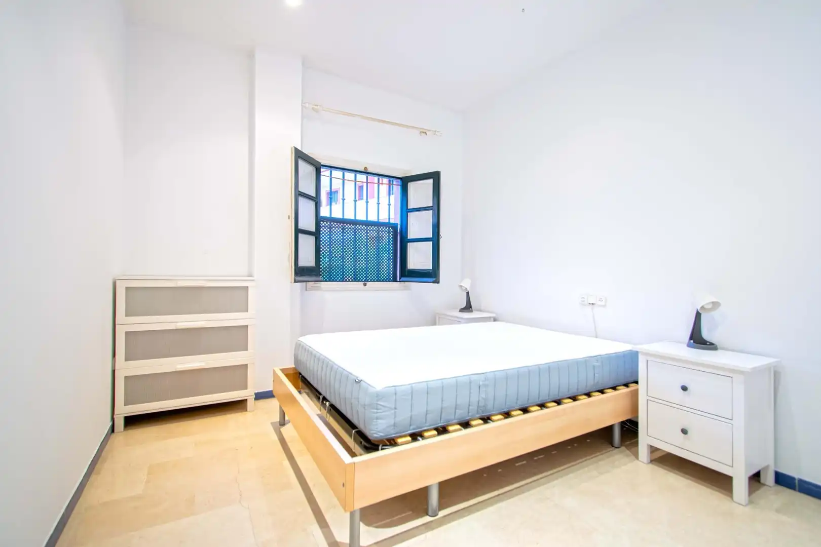 Habitación de Apartamento en venta en Sevilla con Aire acondicionado, Calefacción y Amueblado