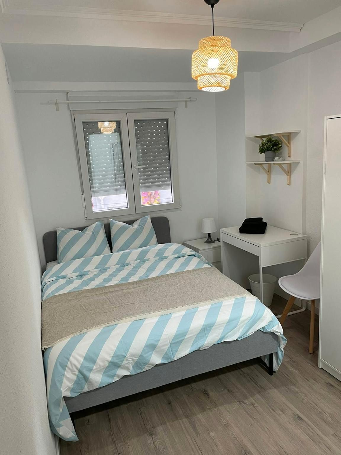 Bedroom of Flat for share in  Valencia Capital  with Washing machine