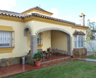 Vista exterior de Casa o xalet en venda en Chiclana de la Frontera amb Aire condicionat, Jardí privat i Terrassa