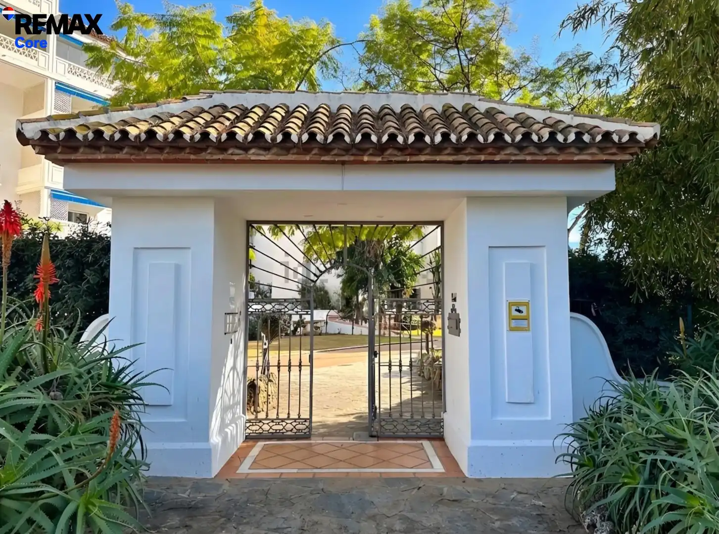 Außenansicht von Wohnung zum Verkauf in Marbella mit Klimaanlage, Heizung und Privatgarten