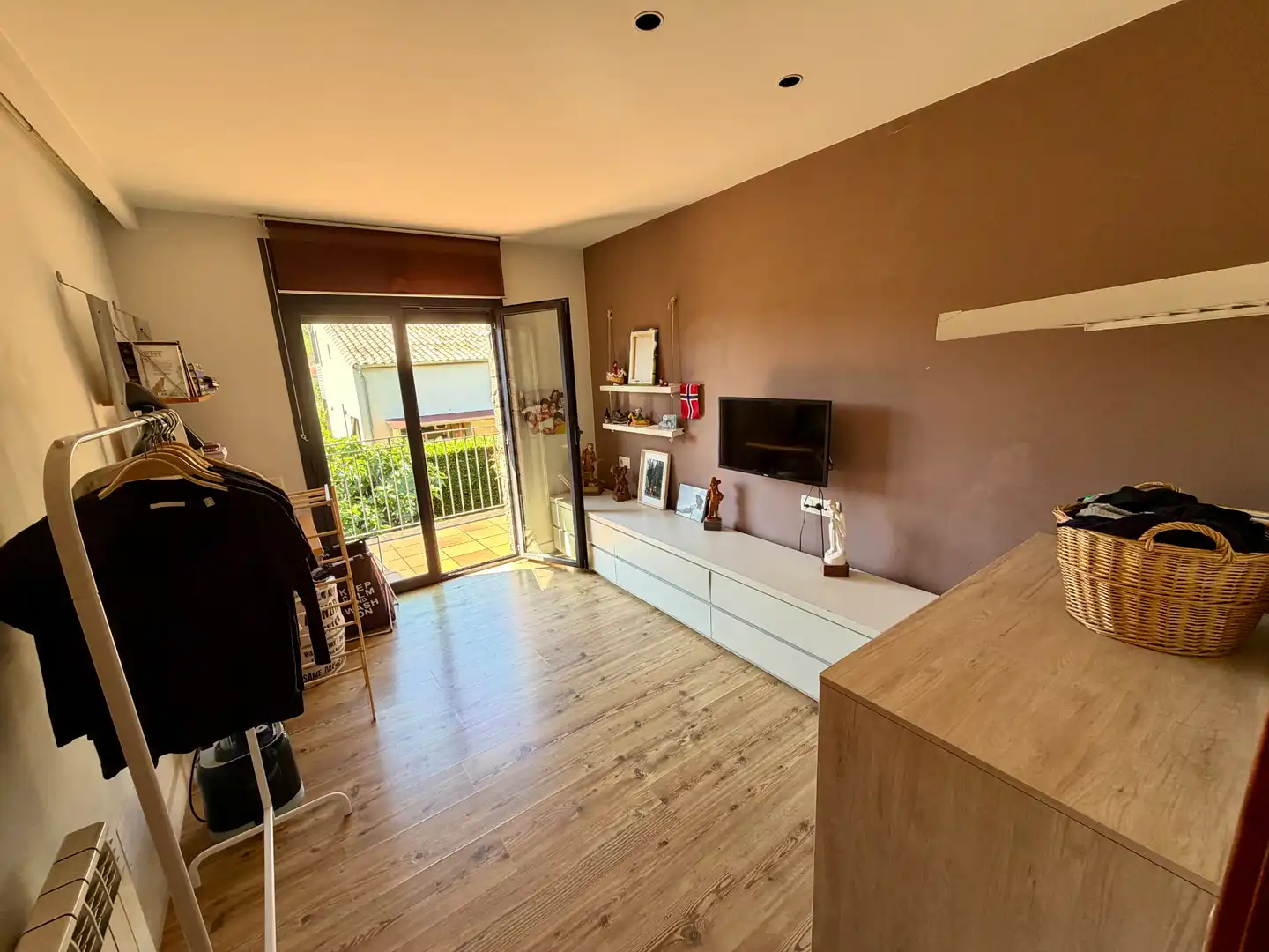 Sala d'estar de Casa adosada en venda en La Vall d'en Bas amb Calefacció, Jardí privat i Terrassa