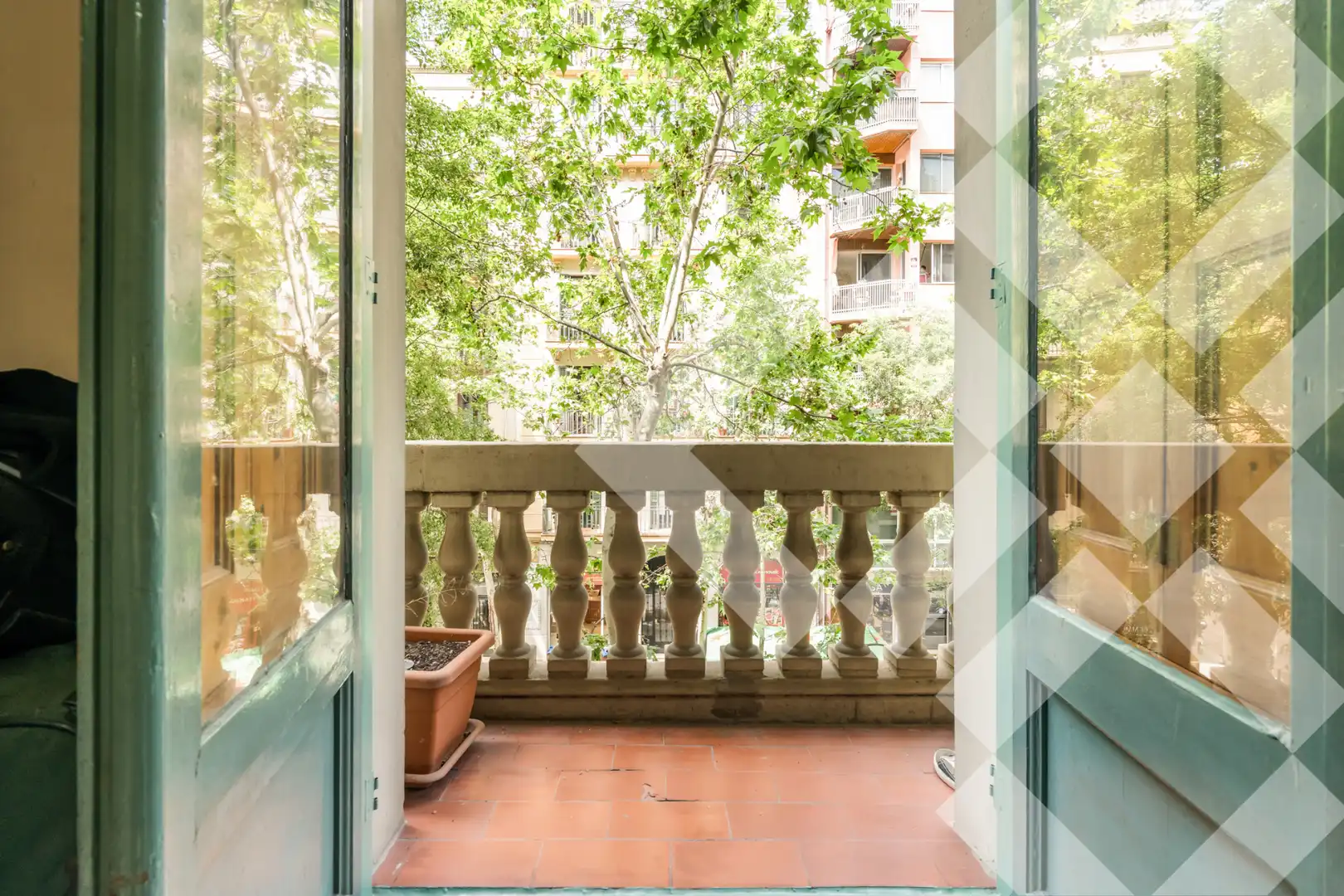 Terrasse von Wohnung zum Verkauf in Barcelona mit Heizung, Ofen und Balkon