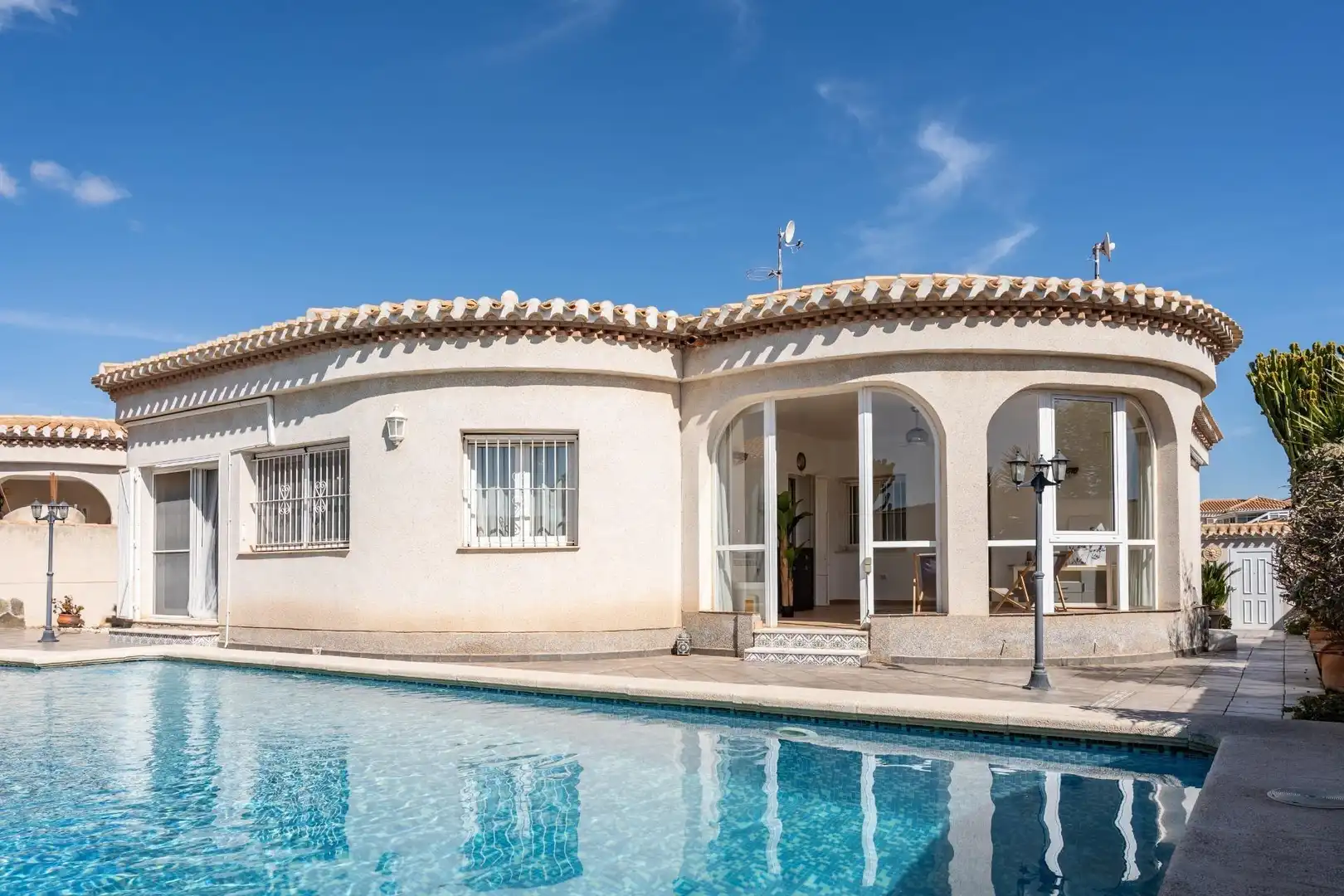 Vista exterior de Casa o xalet en venda en Orihuela amb Aire condicionat, Calefacció i Jardí privat