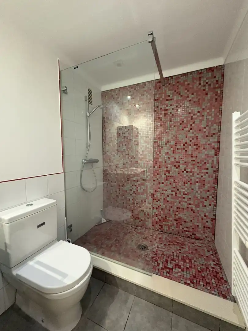 Badezimmer von Wohnung zur Miete in Girona mit Klimaanlage, Heizung und Möbliert
