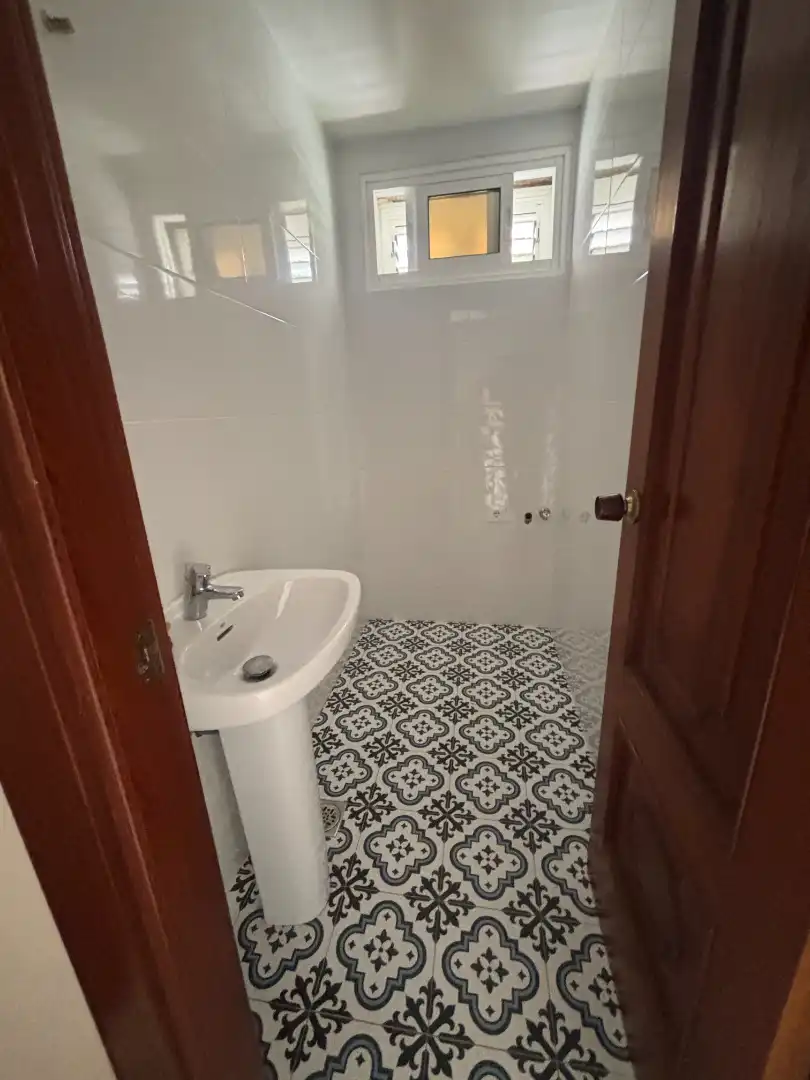Badezimmer von Wohnung zur Miete in Vigo  mit Ofen