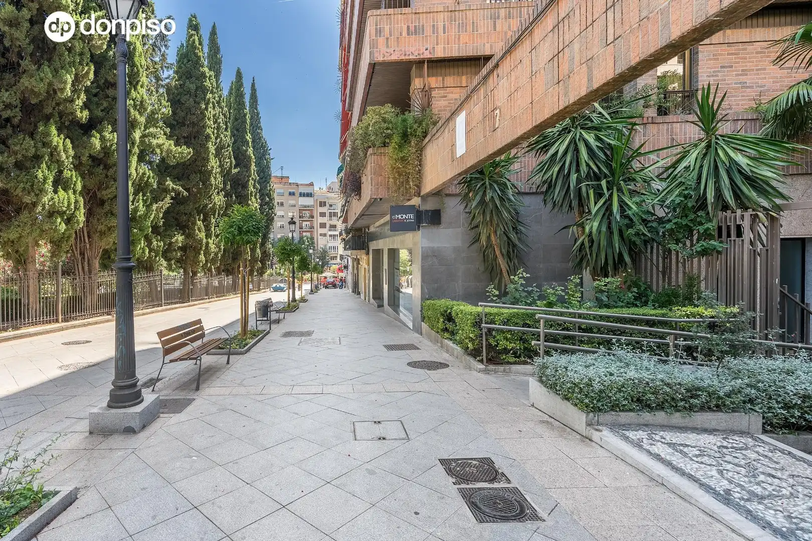 Vista exterior de Planta baixa en venda en Granada amb Moblat i Piscina comunitària