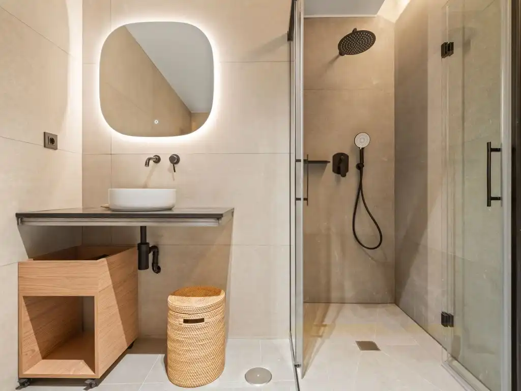 Bathroom of Commercial properties for sale in Puente de Vallecas
