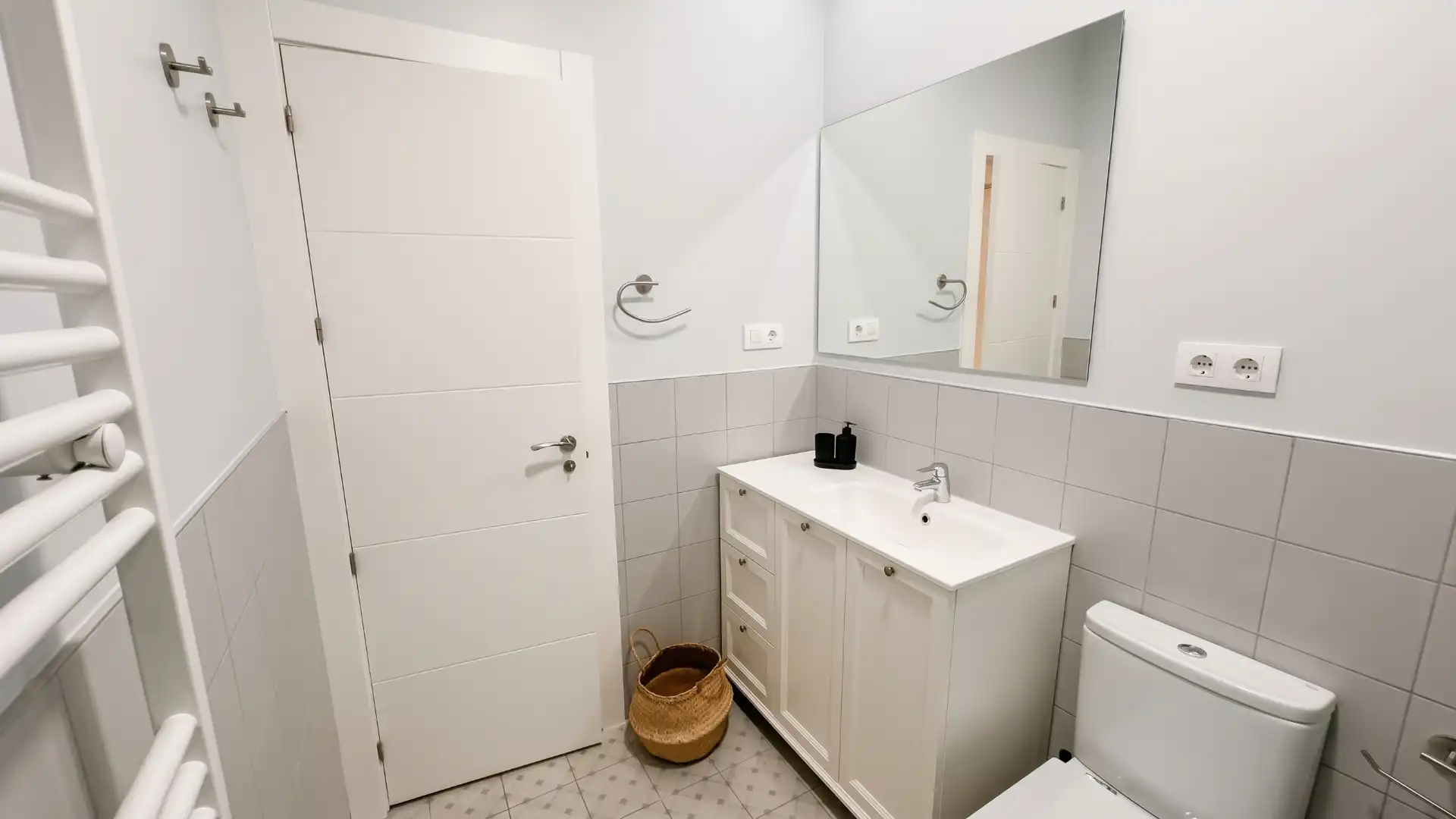 Bathroom of Apartments for rent in Barrio de Salamanca