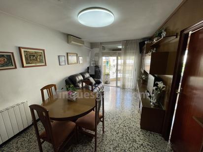 Sala d'estar de Pis en venda en L'Hospitalet de Llobregat amb Aire condicionat i Balcó