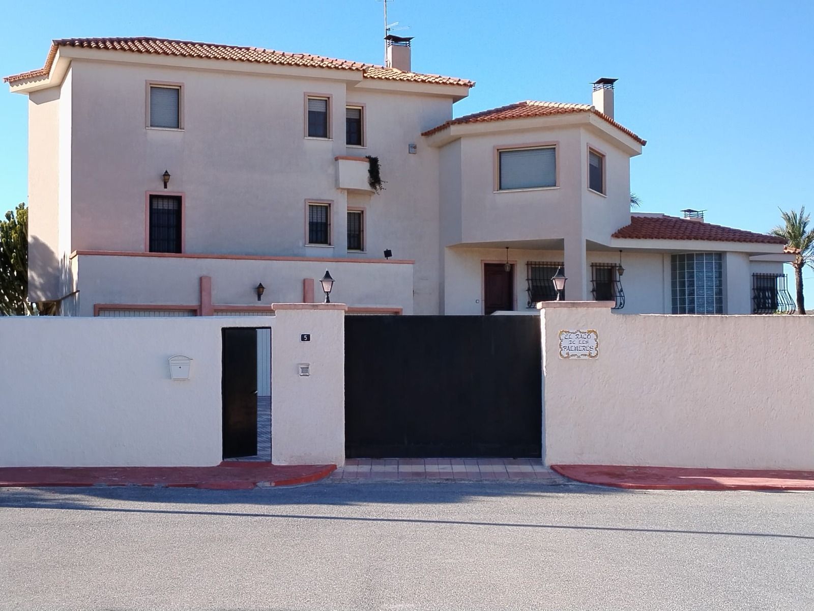 Vista exterior de Casa o xalet en venda en Alicante / Alacant amb Jardí privat
