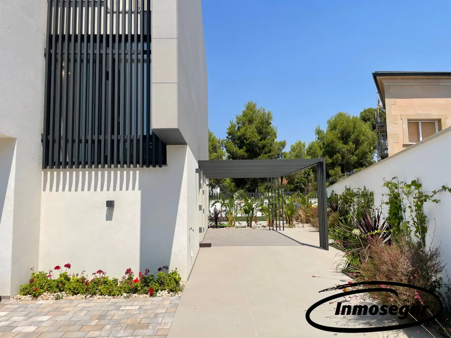 Vista exterior de Casa adosada en venda en Cambrils amb Aire condicionat, Calefacció i Jardí privat