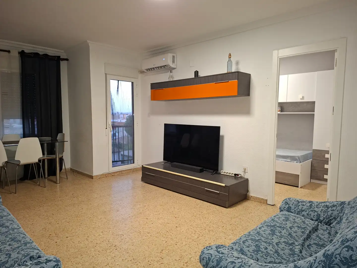 Living room of Flat for rent in Valencia  with Air Conditioner, Furnished and Oven