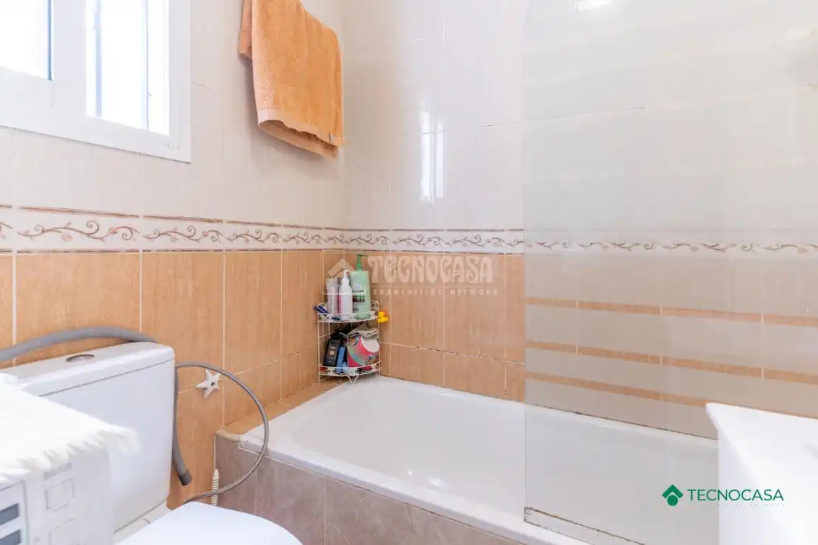 Bathroom of Flat for sale in Roquetas de Mar  with Air Conditioner and Community pool