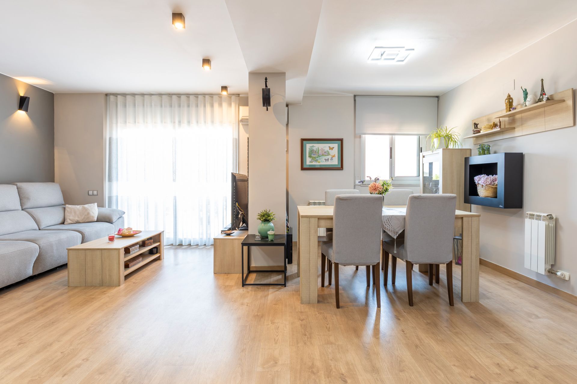 Living room of Attic for sale in Terrassa  with Air Conditioner, Heating and Parquet flooring
