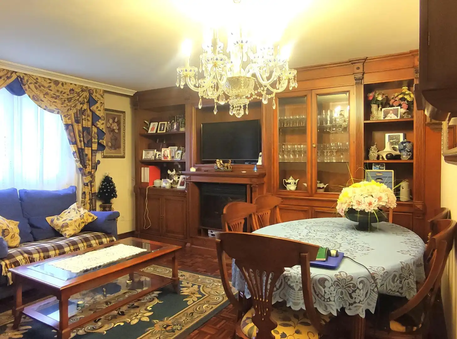 Sala d'estar de Casa adosada en venda en Alfoz de Quintanadueñas amb Calefacció, Parquet i Terrassa
