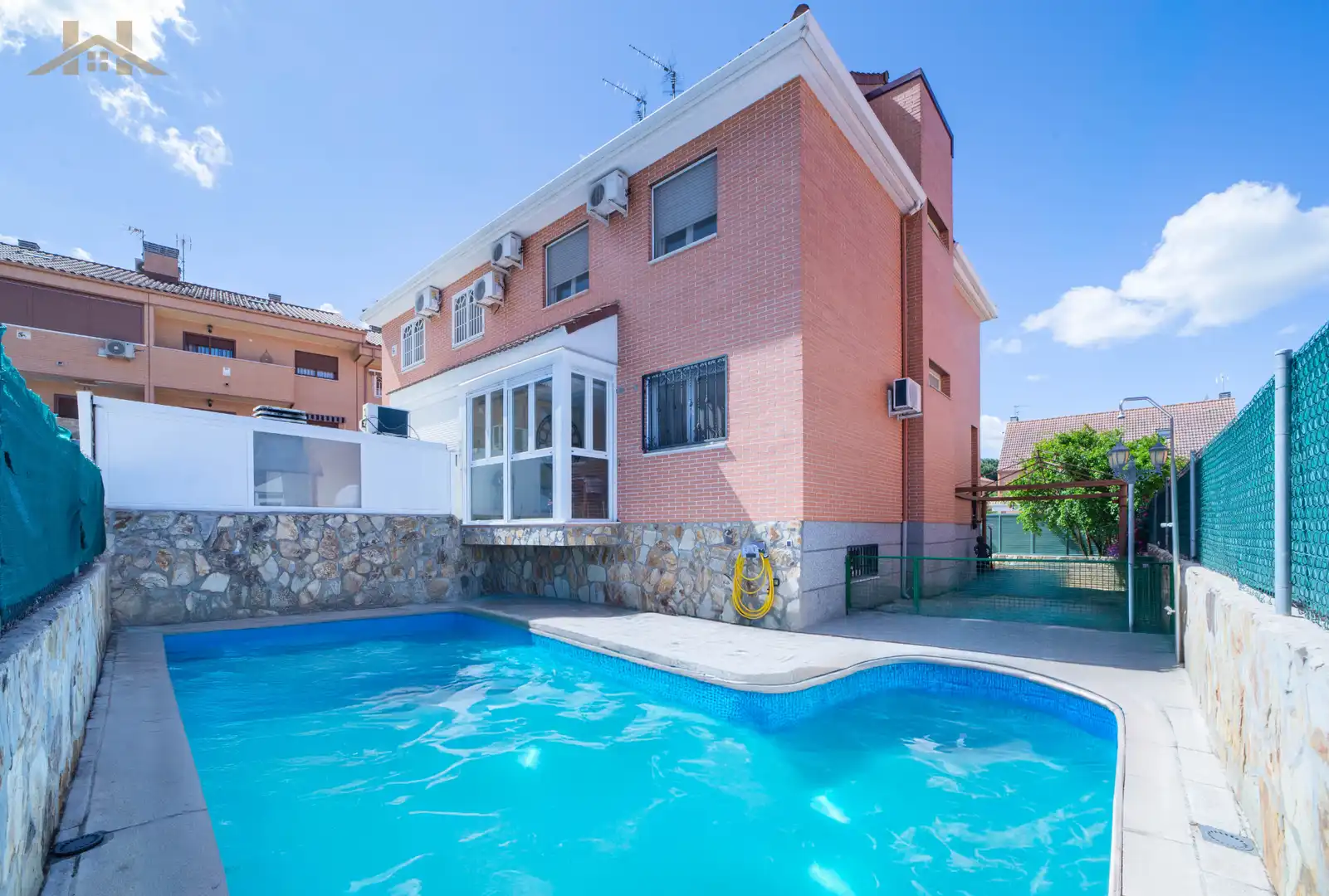 Piscina de Casa adosada en venda en Móstoles amb Aire condicionat, Calefacció i Jardí privat