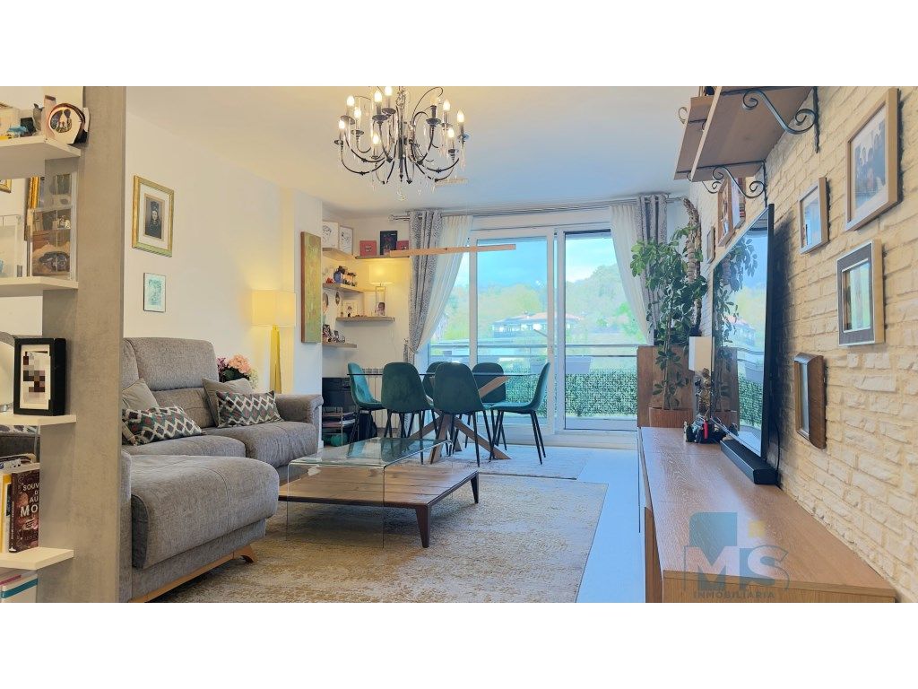 Sala d'estar de Pis en venda en Donostia - San Sebastián  amb Piscina comunitària