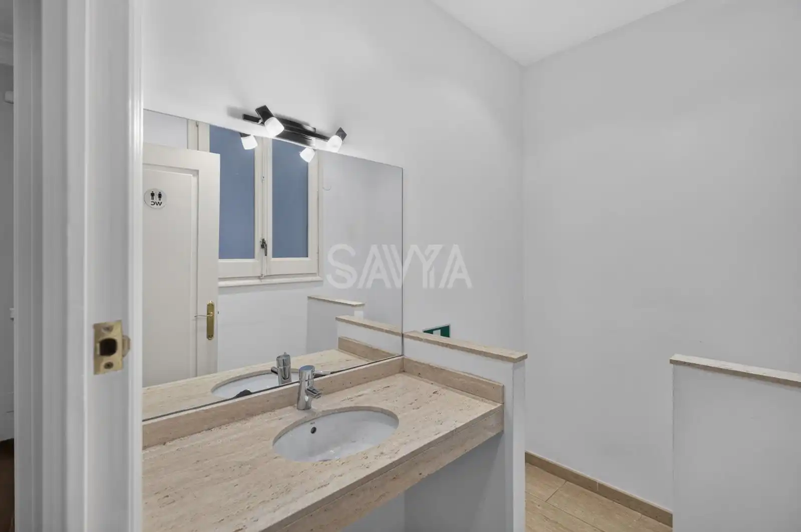 Baño de Piso en venta en Barcelona con Calefacción y Trastero