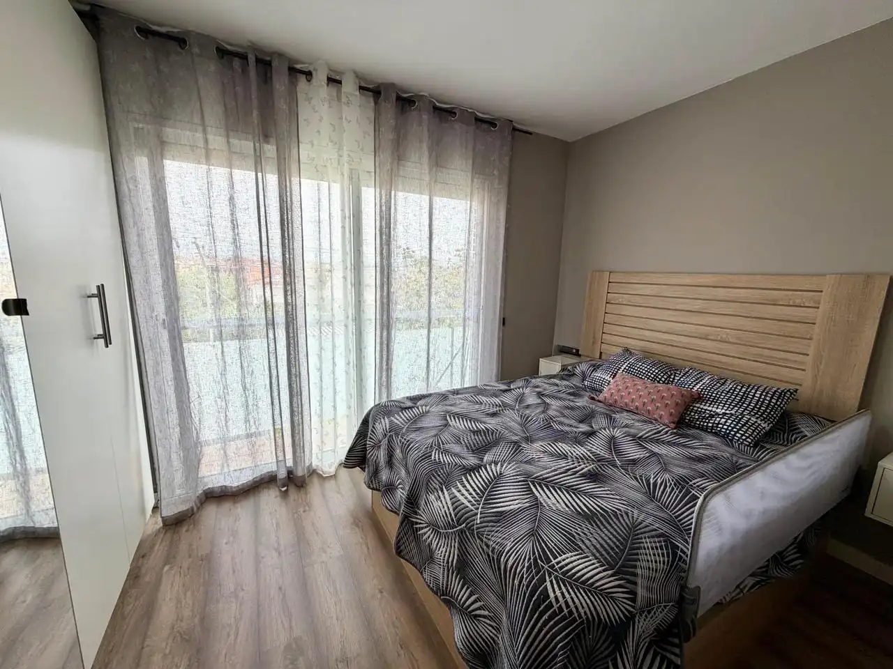 Habitación de Casa adosada en venta en Montcada i Reixac con Aire acondicionado, Calefacción y Jardín privado