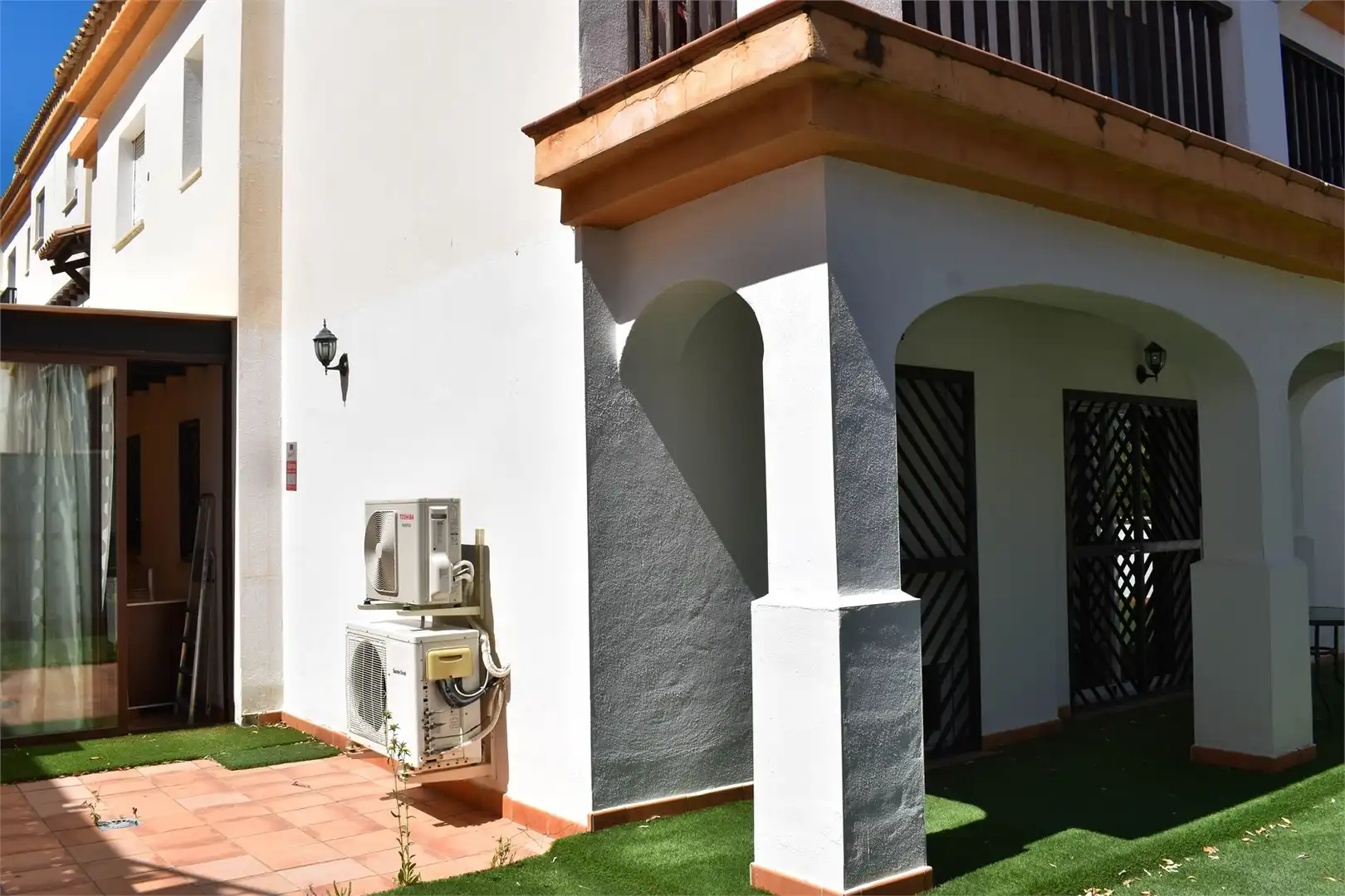 Vista exterior de Planta baja en venta en Vélez-Málaga con Aire acondicionado, Terraza y Piscina comunitaria