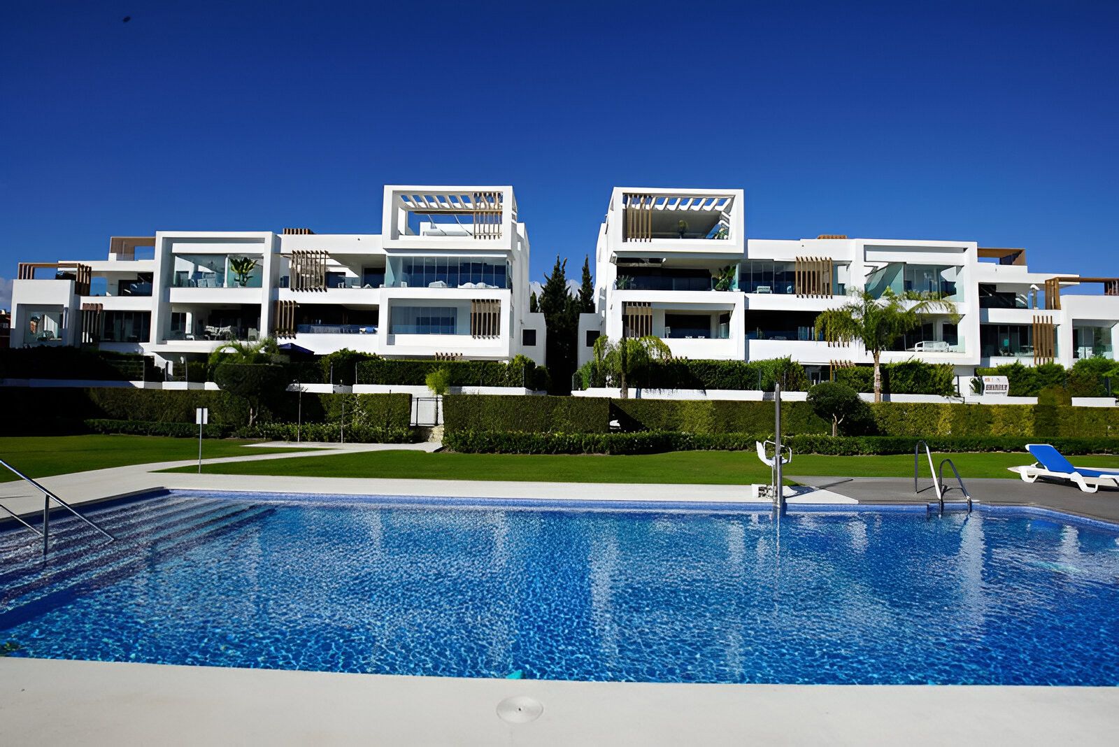 Exterior view of Planta baja for sale in Estepona  with Air Conditioner, Private garden and Terrace