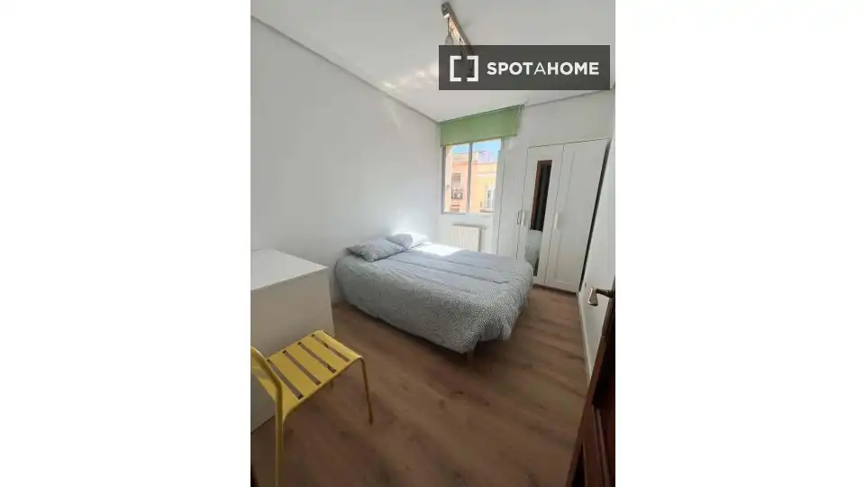 Schlafzimmer von Wohnung zur Miete in Madrid mit Klimaanlage, Heizung und Möbliert