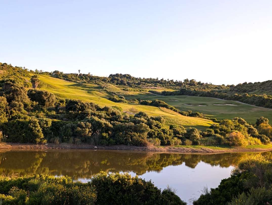 Vista exterior de Apartament en venda en La Alcaidesa amb Aire condicionat, Calefacció i Jardí privat