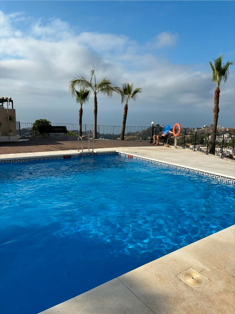 Piscina de Ático en venta en Benalmádena con Aire acondicionado, Terraza y Piscina comunitaria