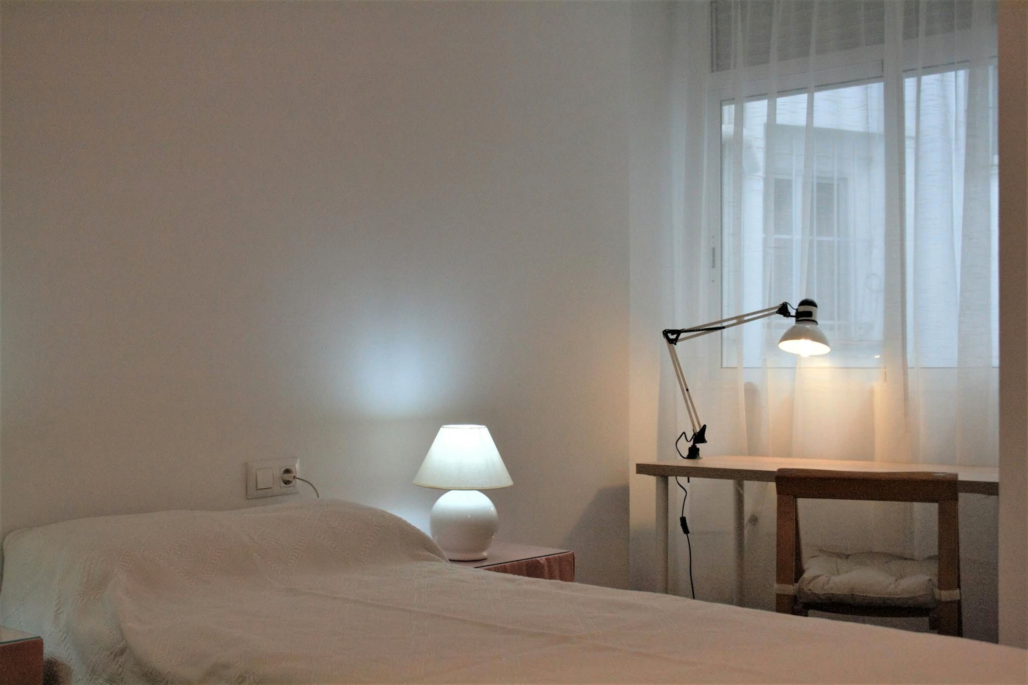 Bedroom of Flat for share in  Sevilla Capital  with Air Conditioner, Furnished and Washing machine