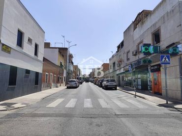 Casa amb jardí en venda a Calle Rota