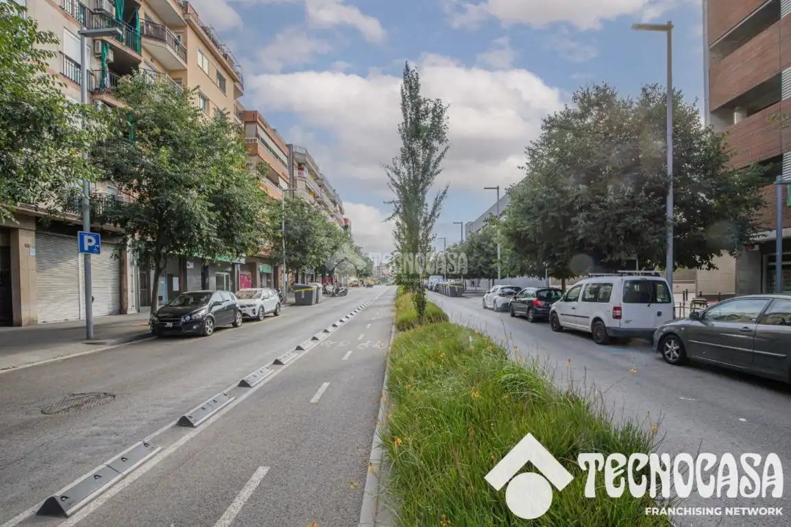 Vista exterior de Pis en venda en Santa Coloma de Gramenet amb Aire condicionat, Calefacció i Balcó