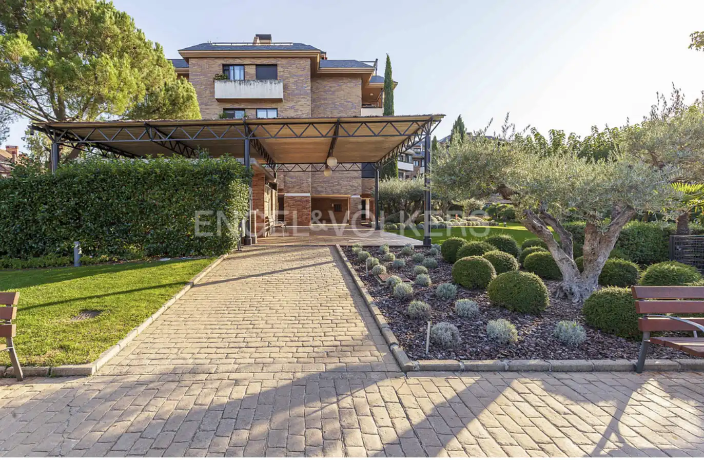 Exterior view of Duplex for sale in Majadahonda  with Air Conditioner, Heating and Terrace