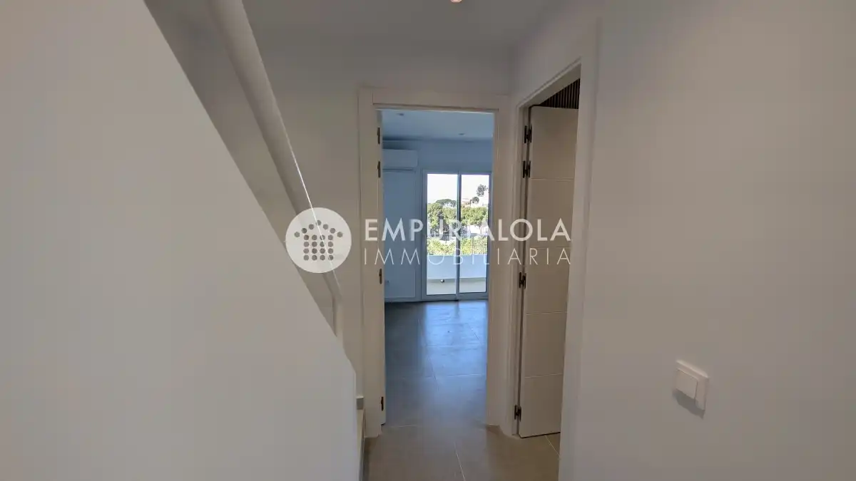 Houses for sale in Roses  with Air Conditioner and Private garden