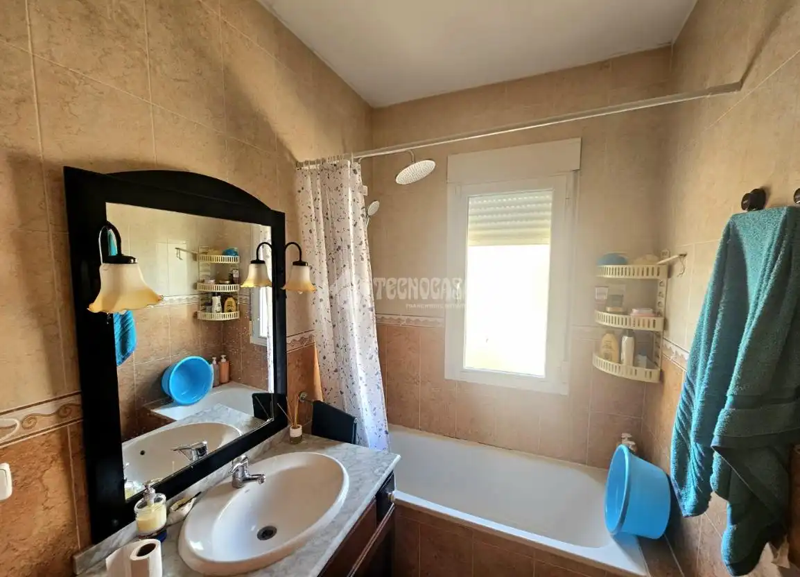 Badezimmer von Einfamilien-Reihenhaus zum Verkauf in Calera y Chozas mit Klimaanlage und Heizung
