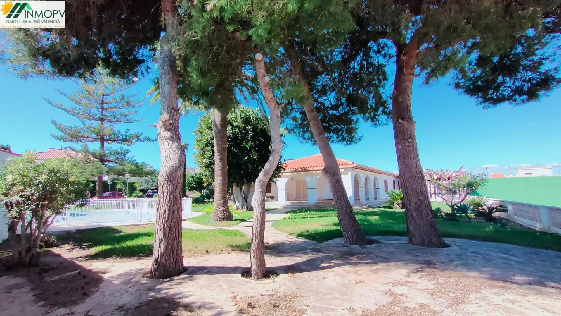 Vista exterior de Casa o xalet en venda en Vinaròs amb Jardí privat, Terrassa i Traster