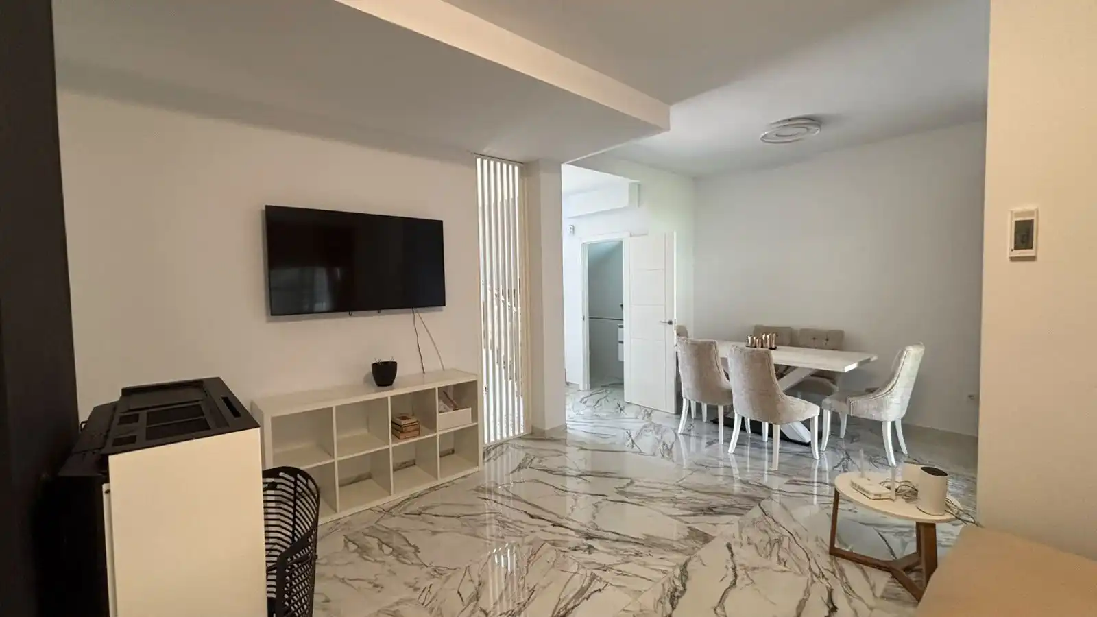 Sala d'estar de Casa adosada en venda en Huévar del Aljarafe amb Aire condicionat, Traster i Alarma