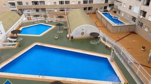 Apartamento con piscina comunitaria, en la provincia de Alicante, en la ciudad de Torrevieja, en el barrio de Playa del Cura. 2 ha