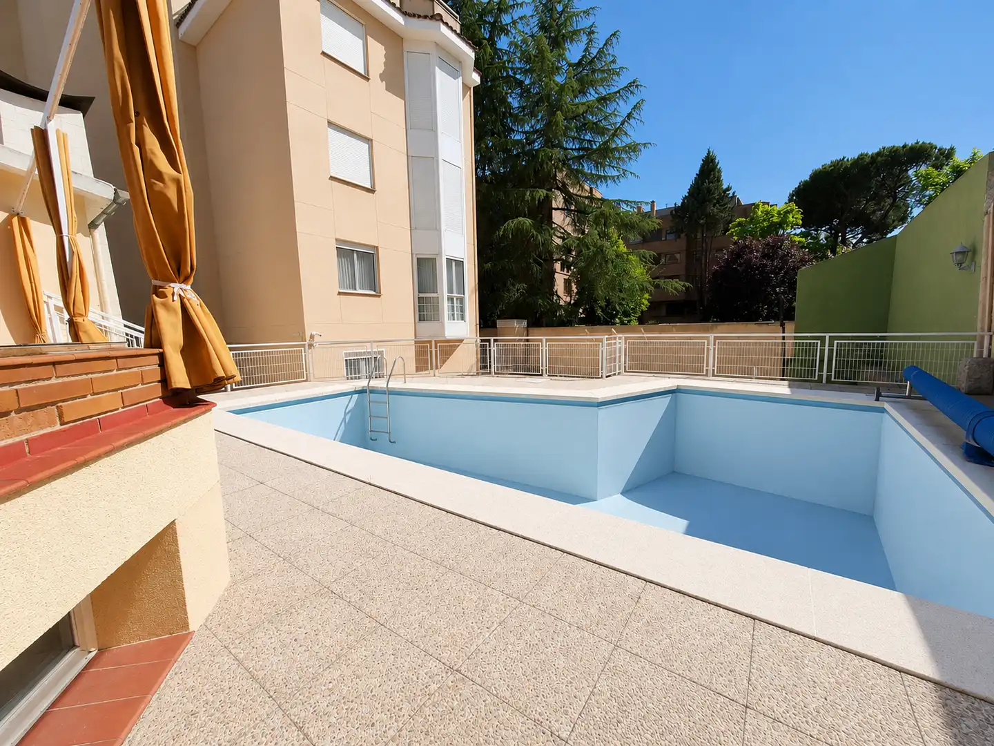 Piscina de Casa o chalet en venta en Madrid con Calefacción, Jardín privado y Parquet