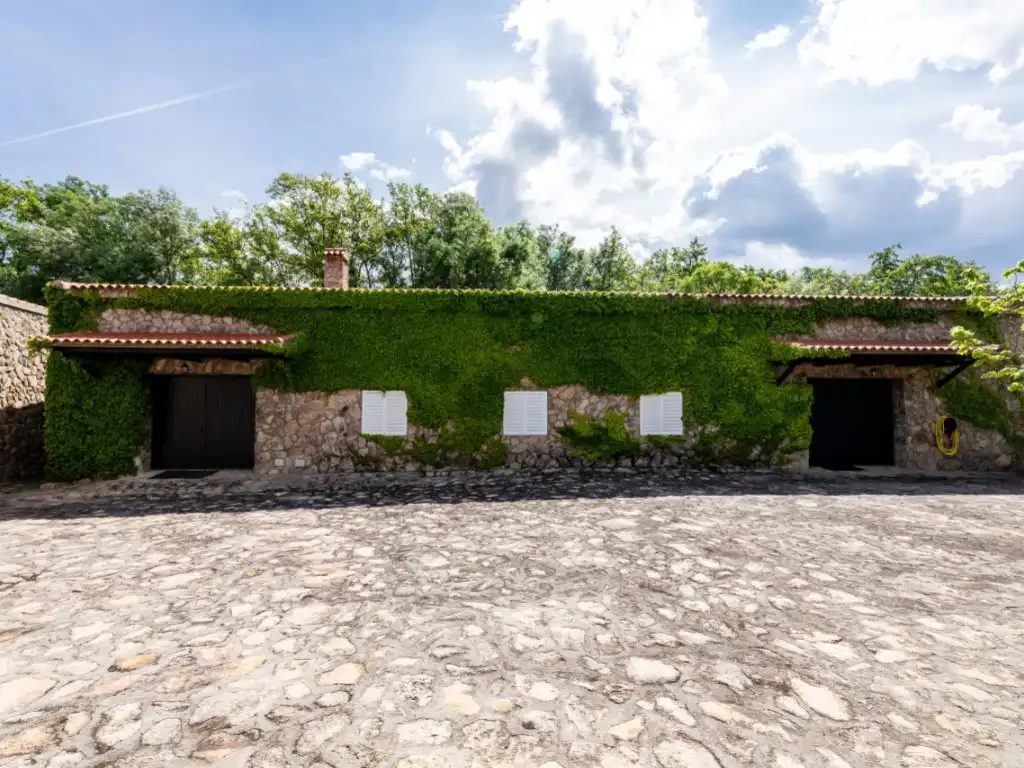 Vista exterior de Casa o chalet en venta en Espinoso del Rey con Terraza, Piscina y Amueblado