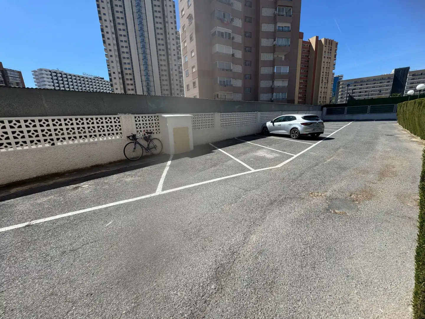 Aparcament de Pis en venda en Benidorm amb Aire condicionat, Moblat i Piscina comunitària