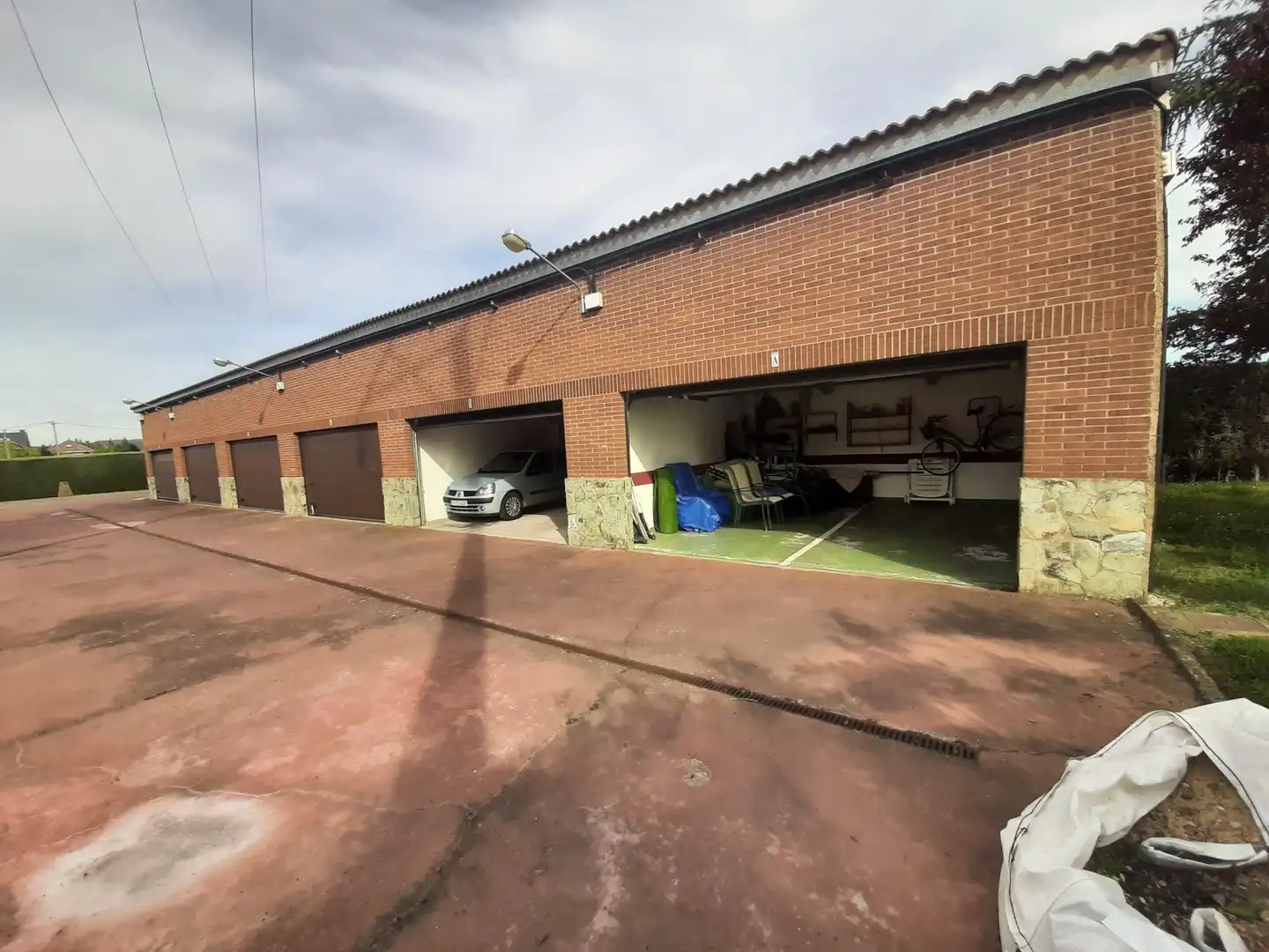 Parking de Casa adosada en venta en Villaquilambre con Calefacción, Jardín privado y Terraza