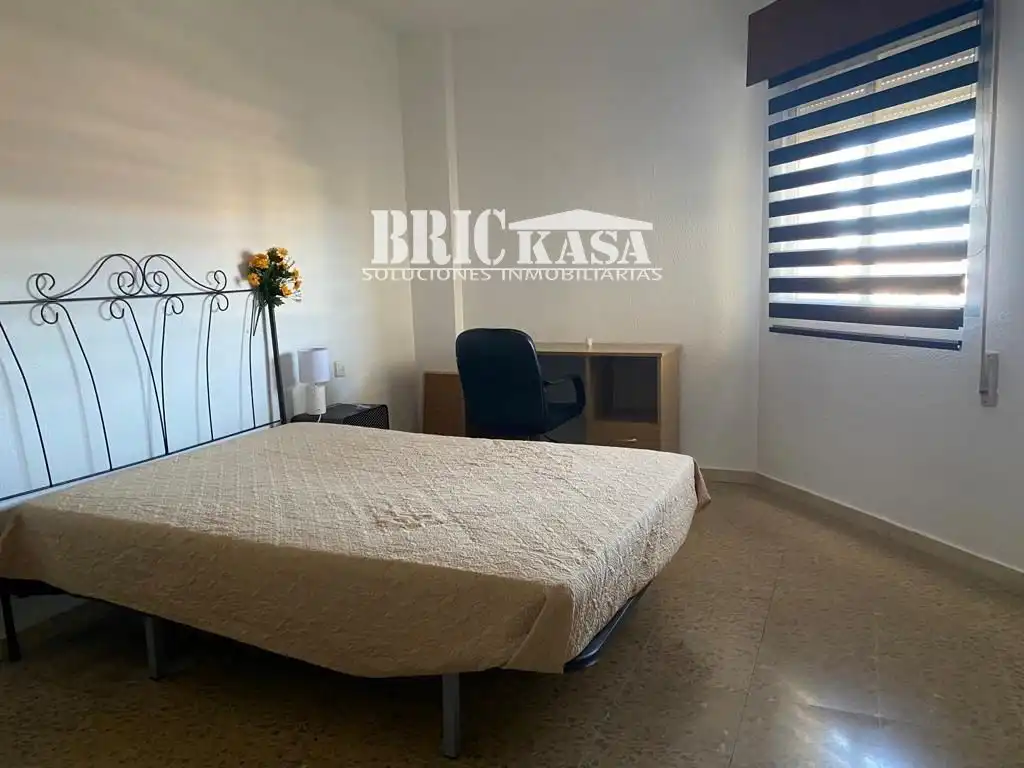 Schlafzimmer von Dachboden zur Miete in Cáceres mit Heizung, Terrasse und Möbliert